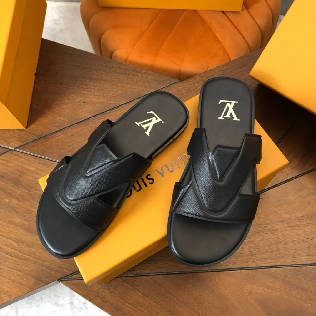 Factory price: 270💰LV counters are selling new brand luxury men's slippers, casual, loose and comfortable. The must-have model in the picture above [Happy][Happy], multiple colors available Size: 38-44, customized 45